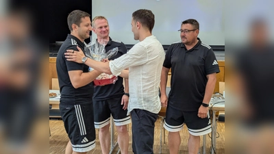 FIFA-Assistent Eduard Beitinger referierte beim Bezirksliga-Lehrgang, wofür sich der Bezirksschiedsrichterausschuss mit Markus Weigert, Roman Solter und Philipp Götz (von rechts) bedankte. Foto: Andreas Allacher/BFV (Bild: Andreas Allacher)