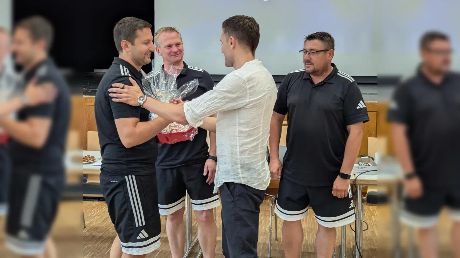 FIFA-Assistent Eduard Beitinger referierte beim Bezirksliga-Lehrgang, wofür sich der Bezirksschiedsrichterausschuss mit Markus Weigert, Roman Solter und Philipp Götz (von rechts) bedankte. Foto: Andreas Allacher/BFV (Bild: Andreas Allacher)