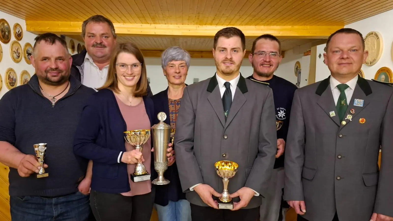Von links nach rechts: Thomas Richtmann, Michael Schedl, Cornelia Schedl, Monika Schedl, Matthias Schedl, Alois Seitz, Rainer Schmidkonz. (Bild: Beate Daubitzer)