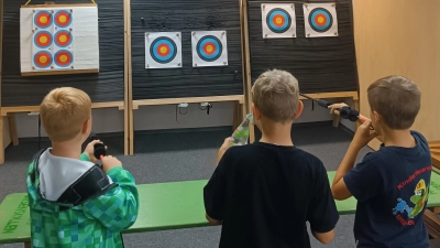 Beim Blasrohrschießen hatten die jungen Schützen jede Menge Spaß  (Bild: Thomas Schneider)