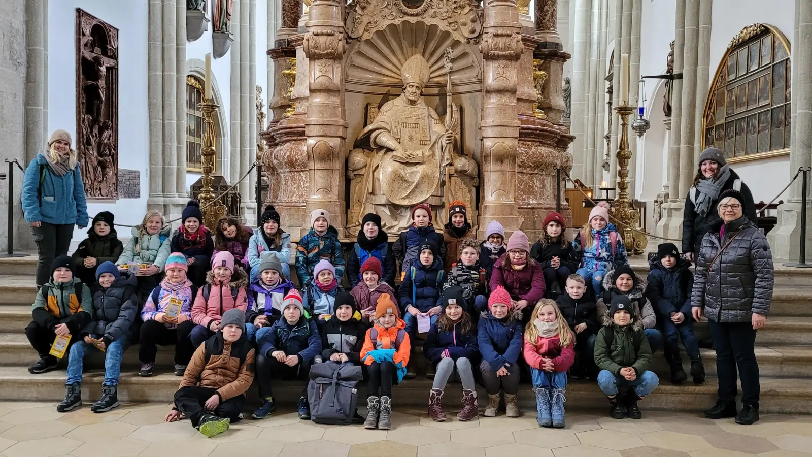 Die Klassen 3/4 der Grundschule Niedermurach und der Grundschule Altendorf mit ihren Lehrerinnen. (Bild: Ortrud Sperl)