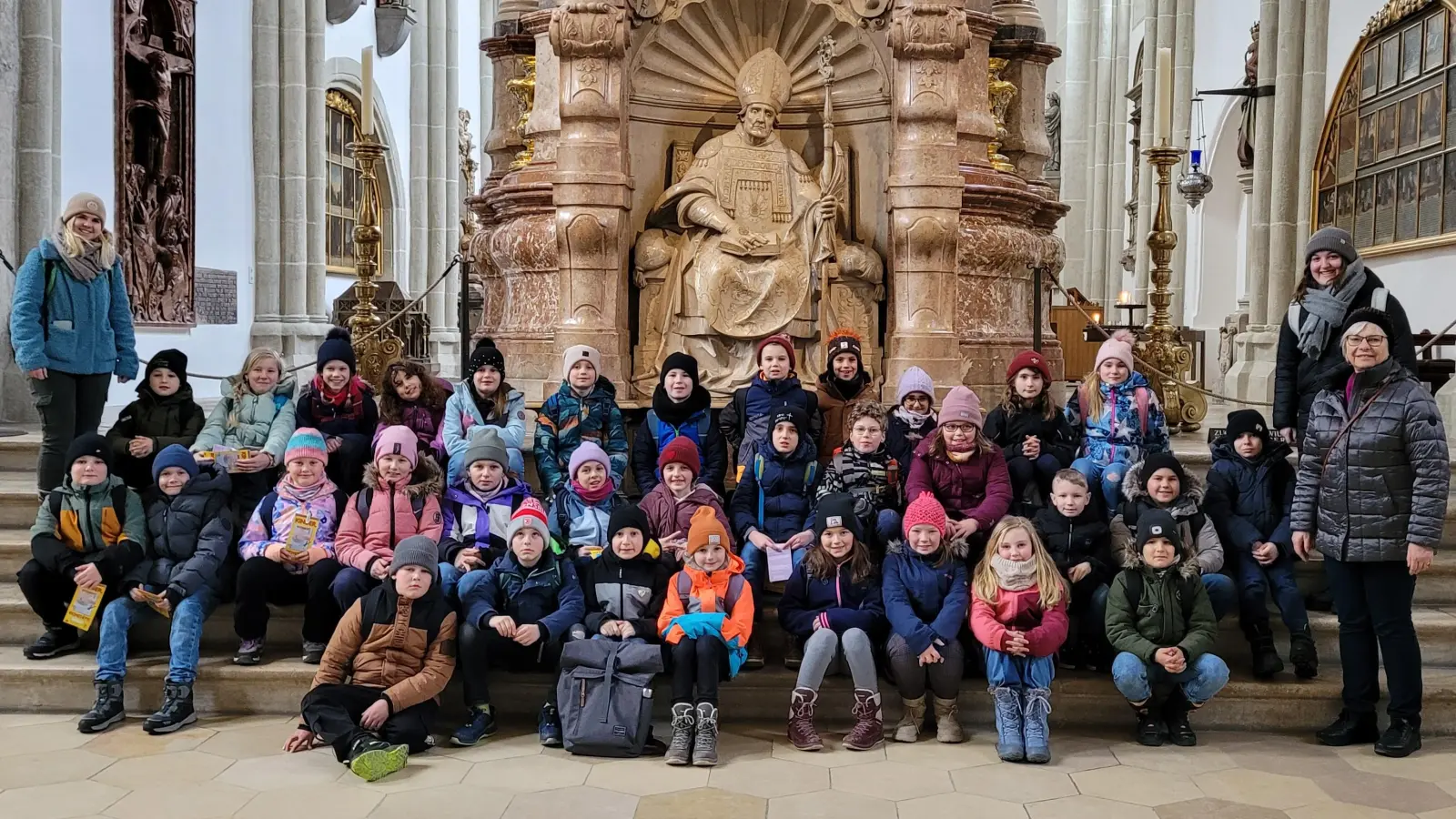 Die Klassen 3/4 der Grundschule Niedermurach und der Grundschule Altendorf mit ihren Lehrerinnen vor dem Willibaldsgrab im Eichstätter Dom. (Bild: Ortrud Sperl)