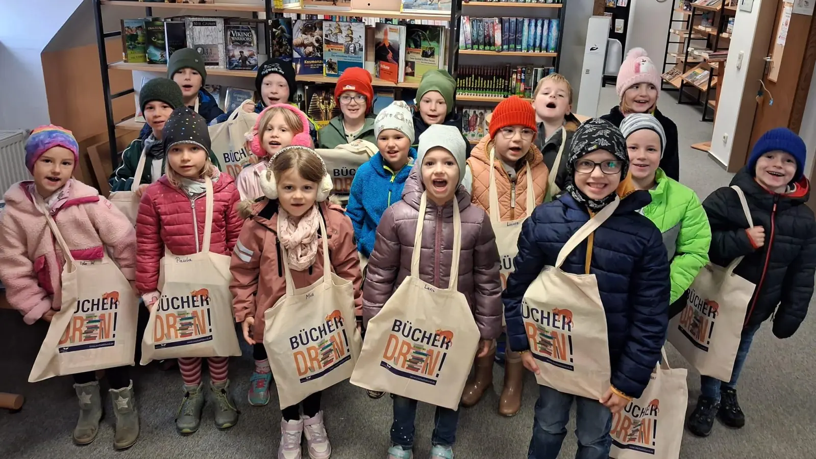 Erstklässler in der Gemeindebücherei Moosbach (Bild: Claudia Landgraf)