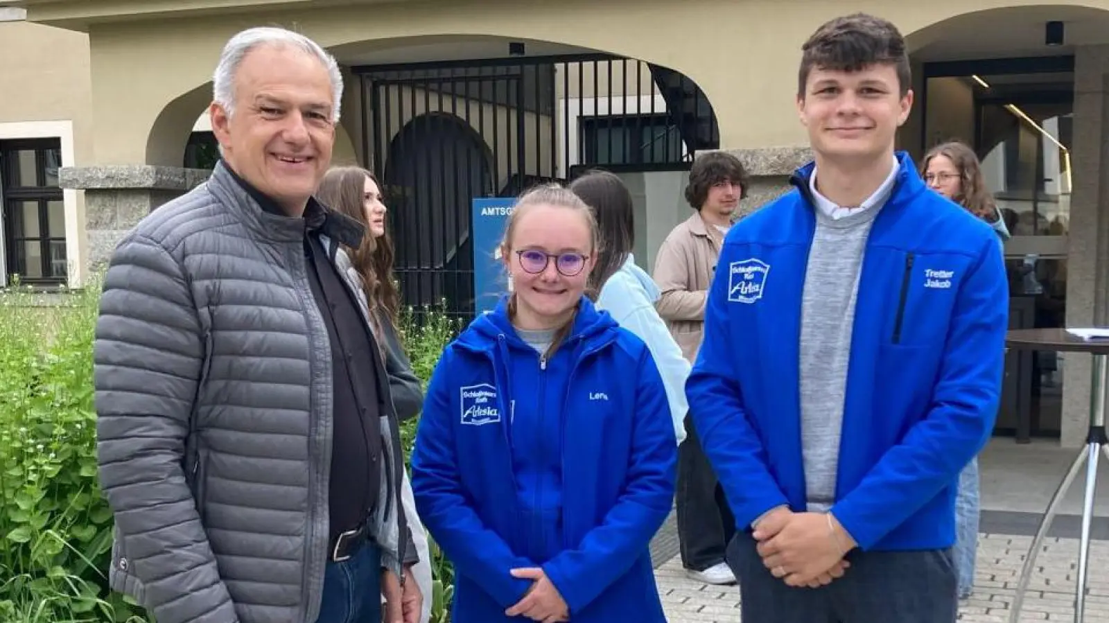 Landrat Roland Grillmeier mit Lena Krumholz und Jakob Tretter. (Bild: Manfred Krumholz)
