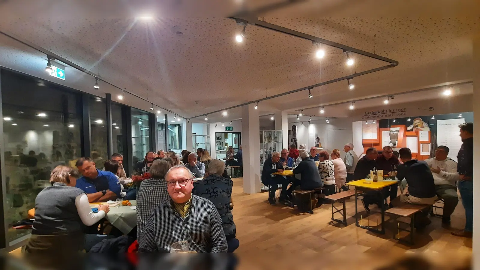 Besucher im Foyer des Kultur- und Militärmuseums Grafenwöhr (Bild: Christine Buchfelder)