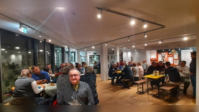 Besucher im Foyer des Kultur- und Militärmuseums Grafenwöhr (Bild: Christine Buchfelder)