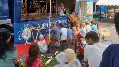 Die Gäste nutzten die Gelegenheit verschiedene Musikinstrumente des Mobilen Kultur Kiosks des Abenteuer Kultur e.V. selbst auszuprobieren (Bild: Max Pirner)