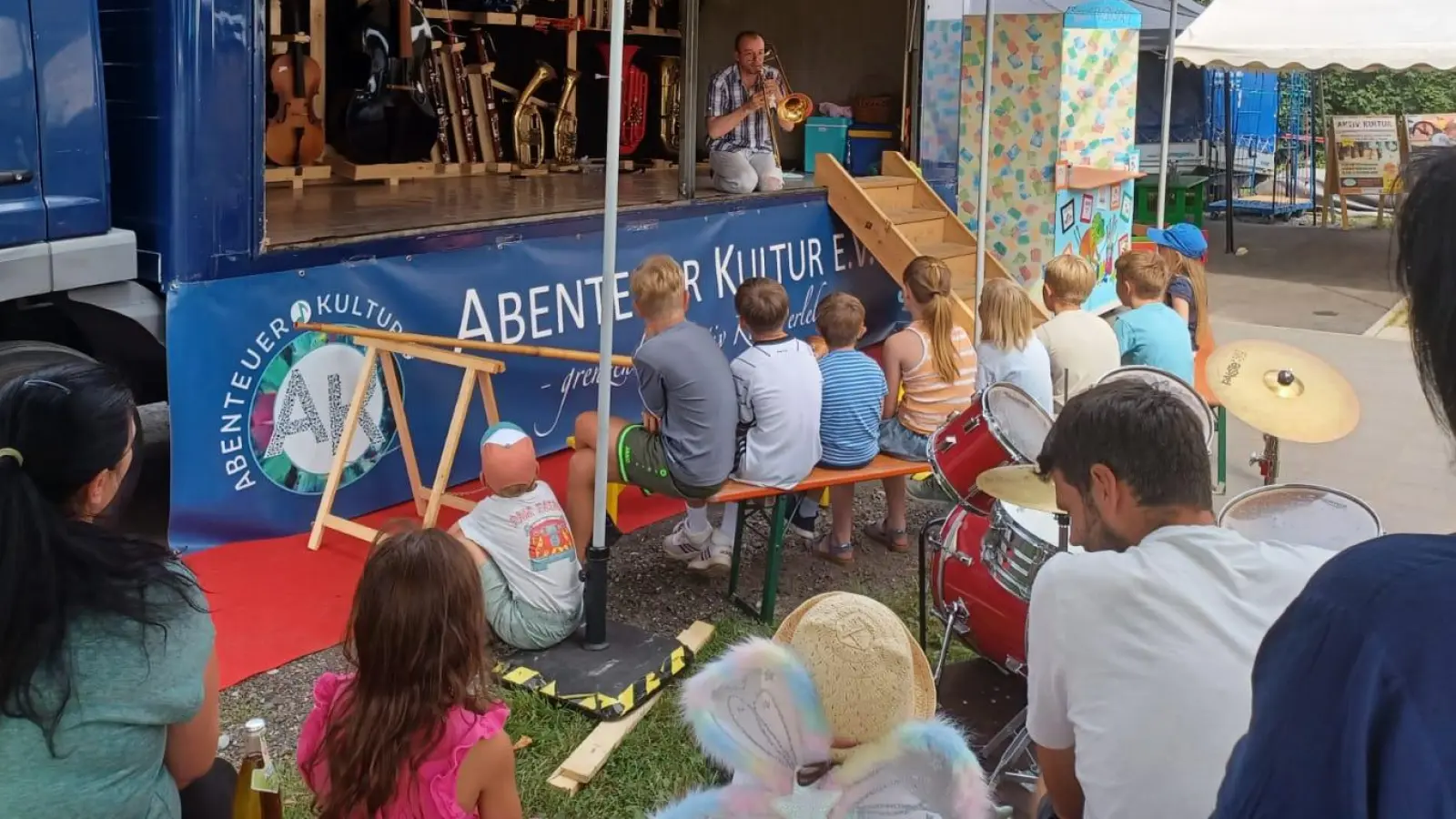 Die Gäste nutzten die Gelegenheit verschiedene Musikinstrumente des Mobilen Kultur Kiosks des Abenteuer Kultur e.V. selbst auszuprobieren (Bild: Max Pirner)