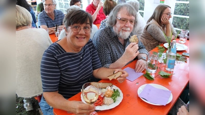 Ein Glas Wein, ein deftiger Feuerhofer Brotzeitteller oder ein Zwiebelkuchen in geselliger Runde waren die erfolgreichen Zutaten beim Weinabend der Siedlergemeinschaft Feuerhof (Bild: Anton Fenk)