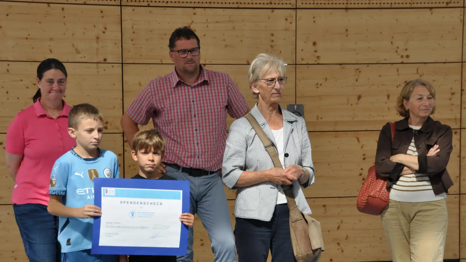 Gemeinschaftsbild Spendenübergabe. (Bild: Martina Eiban)