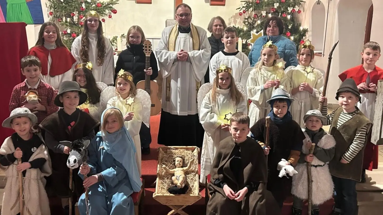 Die Teilnehmer der Krippenspiels am Heiligen Abend in der Herz-Jesu-Pfarrei hatten sichtlich Freude bei Ihrer Aufführung zur Herbergssuche. (Bild: Roman Melzner)