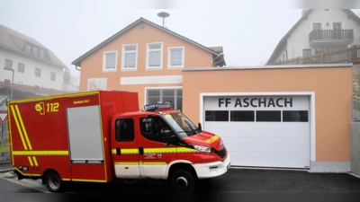 Das neue Einsatzfahrzeug ( TSF-L) der FF Aschach erhält seinen kirchlichen Segen. (Bild: Alfred Schorner)