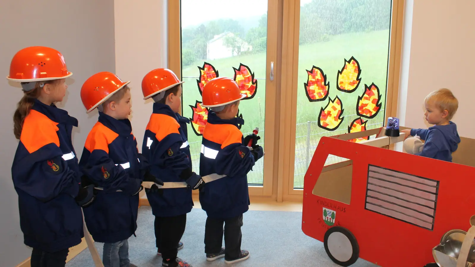 Im Kinderhaus werden aktuell gemeinsam Brände gelöscht  (Bild: Manuela Hinkel )