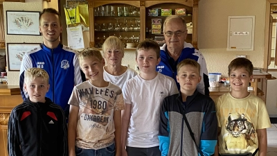 Kinder und Anleiter des Schafkopf-Kurses des 1. FC Schmidgaden im Rahmen des Ferienprogramms der Gemeinde Schmidgaden.  (Bild: Andreas Müller )