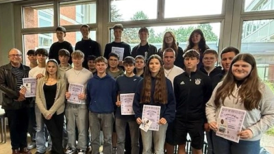 Die neuen Medienscouts des Gymnasiums und der Schulleiter OStD S. Niedermeier. (Bild: Mary Möller-Hartung)