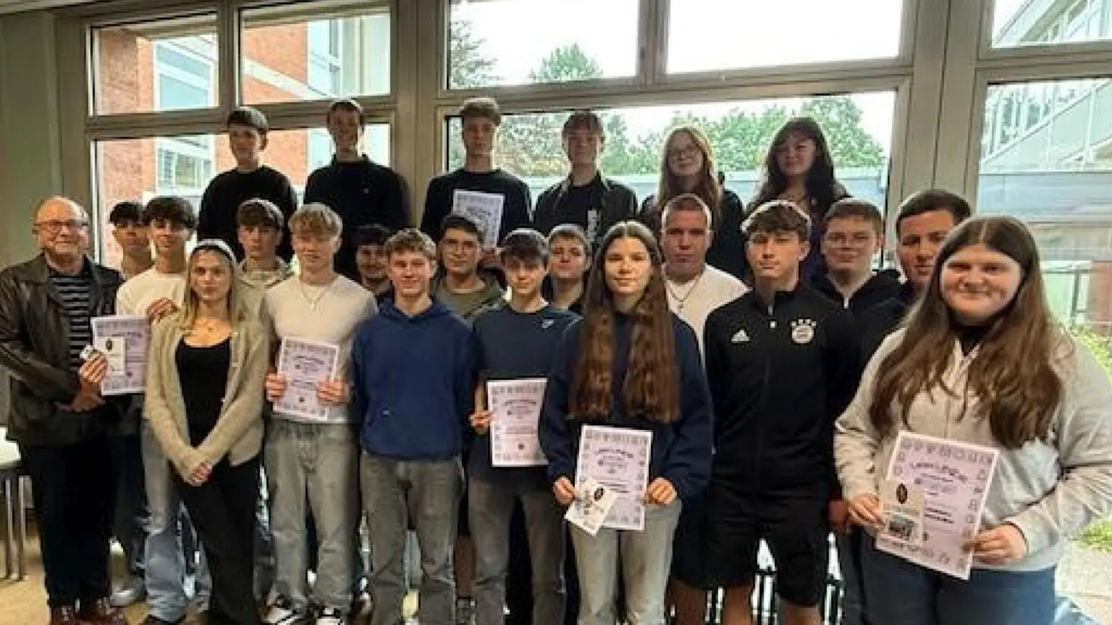 Die neuen Medienscouts des Gymnasiums und der Schulleiter OStD S. Niedermeier. (Bild: Mary Möller-Hartung)