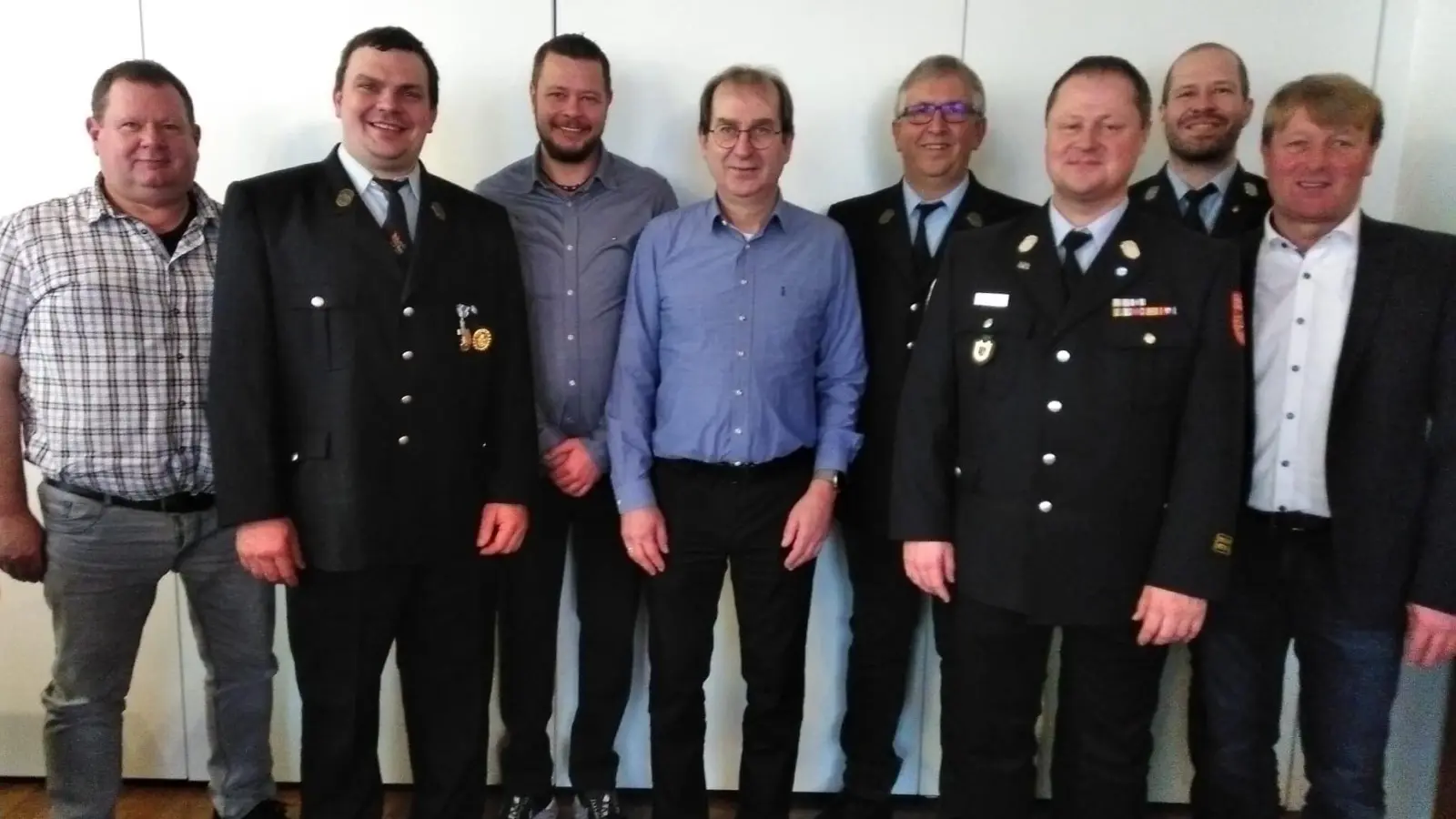 Bei der Neuwahl wurde die bisherige Vorstandschaft in ihren Ämtern bestätigt. Unser Bild zeigt v.l. Gerhard Armer, Albert Haas, Stefan Schmidl, Franz Stengl, Peter Böckl, KBM Stefan Sattich, Alexander Schmidl und Bürgermeister Markus Schiesl. (Bild: Hermann Haas)