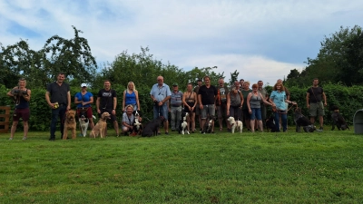 Die Teilnehmer mit ihren erfolgreichen Hunden.  (Bild: Herbert Fieback)