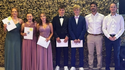 von links: Isabell Thiel (Jahrgangsbeste 1,5), Leonie Fleischmann (1,8), Mira Wiesgickl (1,7), Max Schimmer (1,8), Leo Winkler (1,7), Daniel Weiß (Klassenleiter), Martin Bauer (1. Bürgermeister Schmidgaden). (Bild: Bettina Dirrigl)