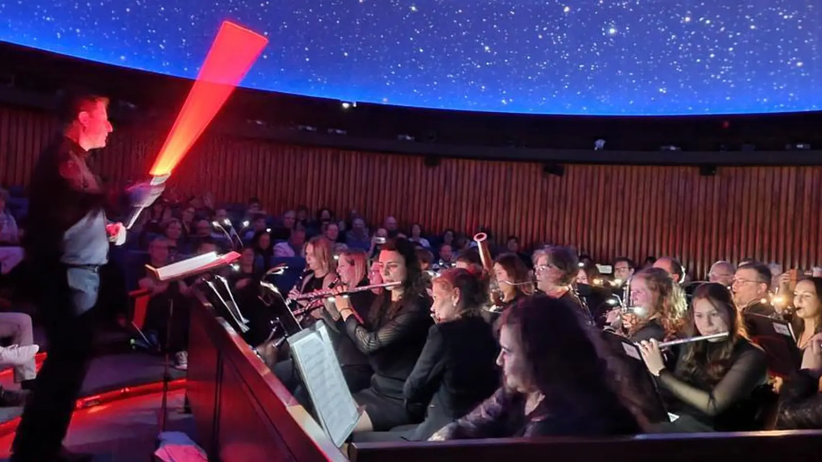 Ein ungewöhnlicher Konzertort für die Neunburger Stadtkapelle: Die Sternenkuppel des Planetariums Nürnberg. (Bild: Stefan Seitz/exb)