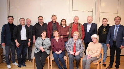Keine großen Veränderungen in der Führungsmannschaft des SPD Ortsvereins Pfreimd ergaben die Neuwahlen. An der Spitze steht weiterhin Norbert Auer (rechts). Im Bild sitzend von links: MdB Marianne Schieder, Maunela Betz, Resi Wagner, Clementine Wölker. Stehend von links: Kreisvorsitzender Peter Wein, Franz Heininger, Günther Strehl, Christian Betz, Klaus Gerber, Kurt F. Stangl, Karl Striegl, Georg Pfannenstein, Maximilian Ost und Norbert Auer. (Bild: Richard Braun)