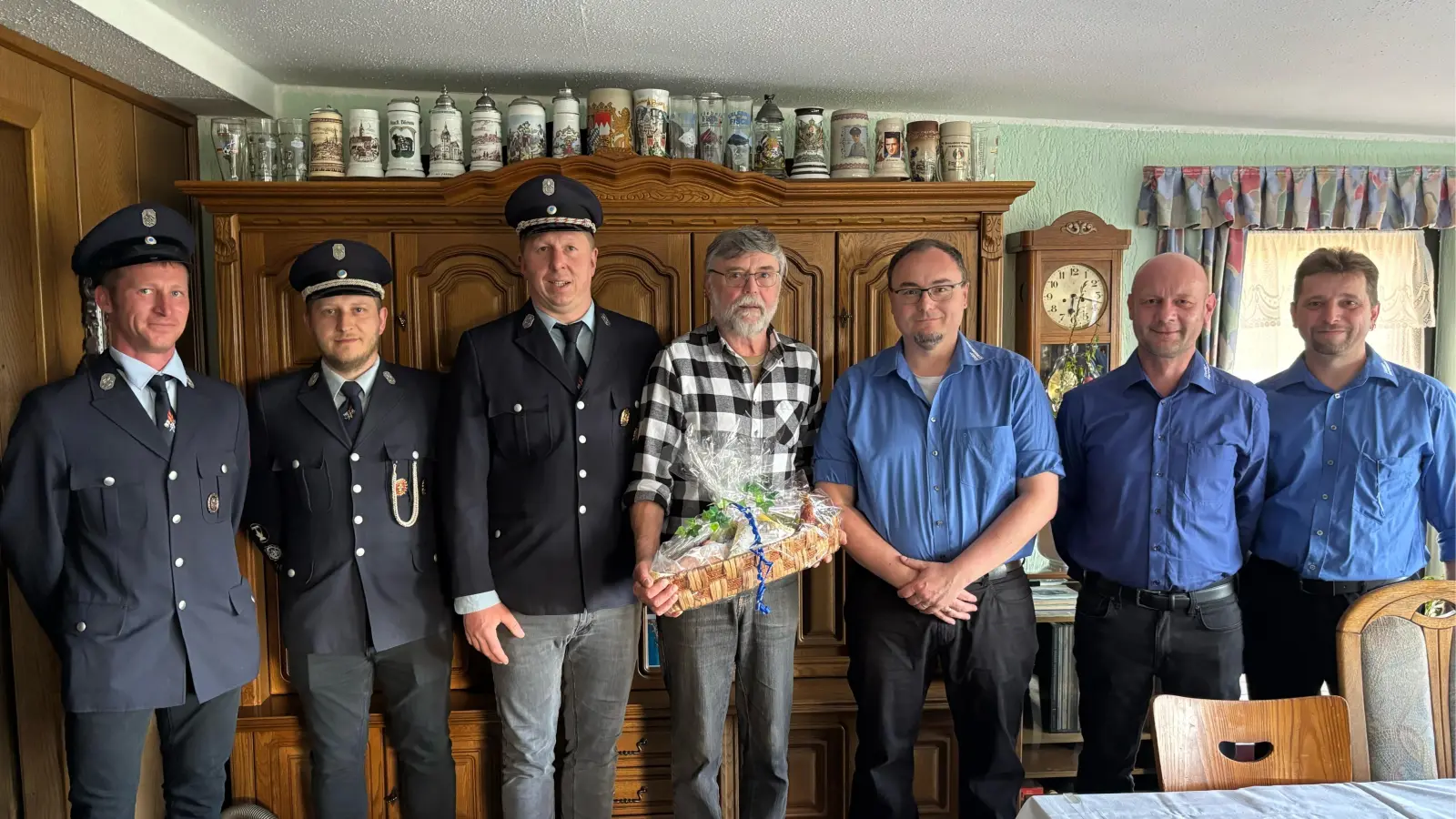 Jubilar samt Abordnung der Feuerwehr und Siedlerbund. Von links: Matthias Brisenick, 1.Kommandant Manuel Gleißner, 1. Vorstand Christian Weigl, Jubilar Willi Schiener, 1. Vorstand Andreas Benesch, Thomas Friedrich, Wolfgang Weber. (Bild: Marcel Jungmann)