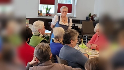 Marianne Moosburger erklärt die Bedeutung und Herkunft der Sprichwörter.  (Bild: Christa Forster)