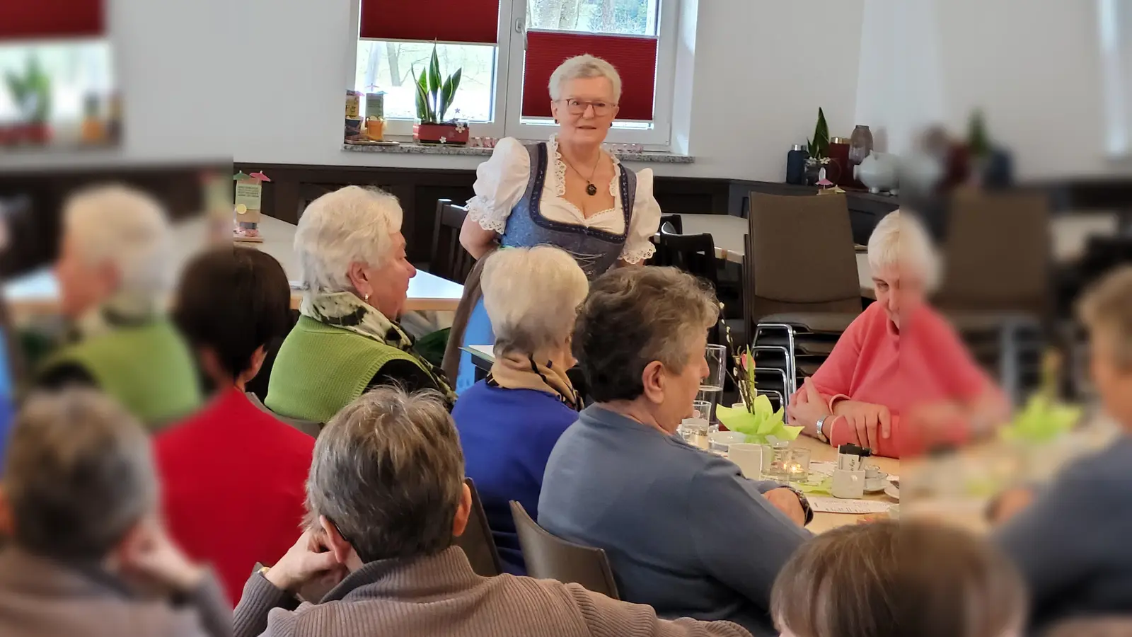 Marianne Moosburger erklärt die Bedeutung und Herkunft der Sprichwörter.  (Bild: Christa Forster)