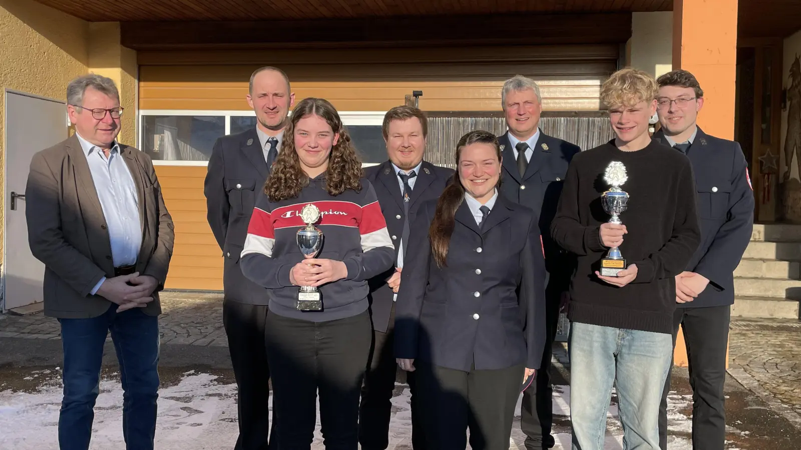 Übergabe der Wanderpokale: v.l.: Bürgermeister Martin Prey, Michael Rückl, Sarah Scheuerer, Daniel Lindner, Renate Baier, Kreisbrandinspektor Christian Weinfurtner, Wolfgang Uschold und Kilian Gleissner. (Bild: Ingrid Rückl)
