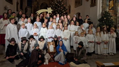 Gruppenbild aller Mitwirkenden bei der Krippenspiel-Andacht in der Stadtpfarrkirche Bärnau (Bild: Maria Wagner)