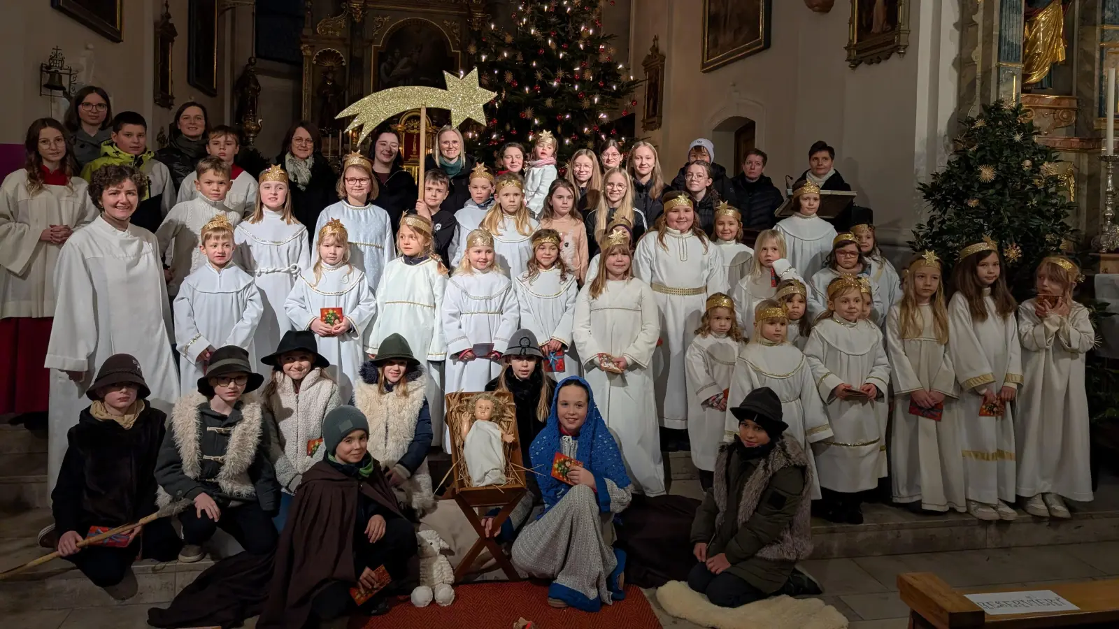 Gruppenbild aller Mitwirkenden bei der Krippenspiel-Andacht in der Stadtpfarrkirche Bärnau (Bild: Maria Wagner)