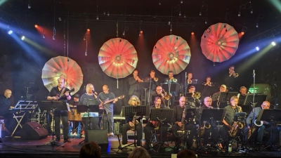Die Metro Bigband spielt mit Sängerin Ines Stumböck auf der historischen Tenne des Schafferhofs. (Bild: Alois Träger)