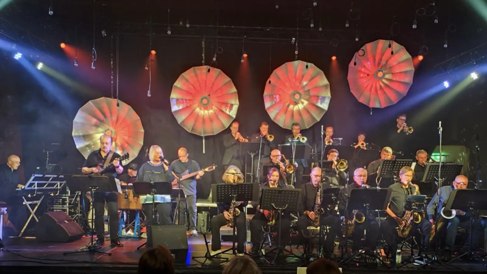 Die Metro Bigband spielt mit Sängerin Ines Stumböck auf der historischen Tenne des Schafferhofs. (Bild: Alois Träger)