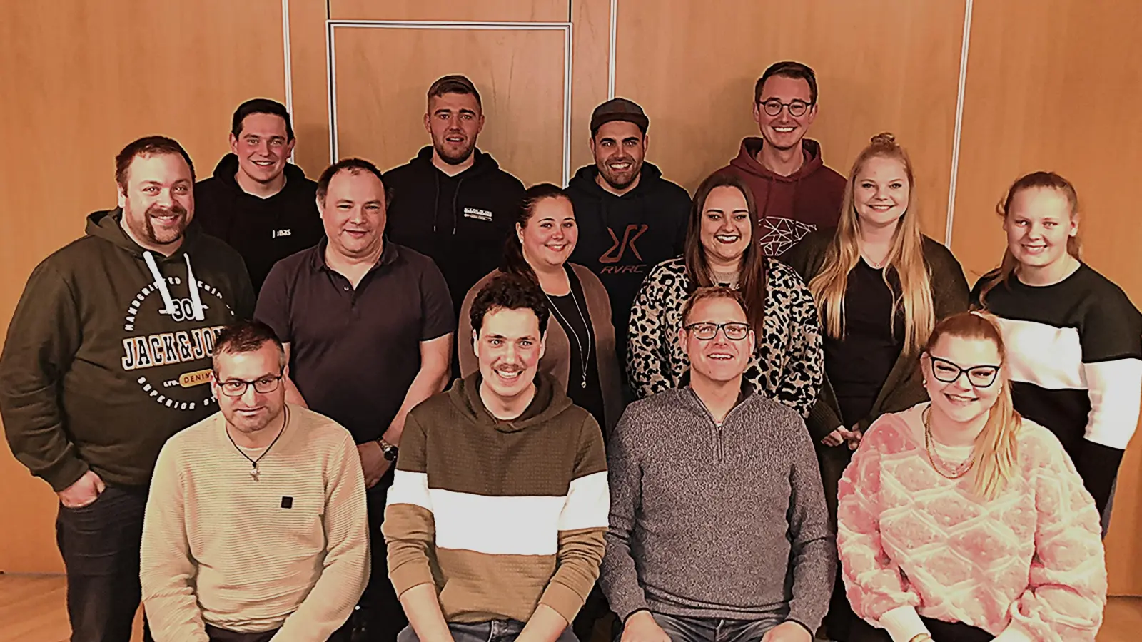 Die neu gewählte Vorstandschaft der Kirwagemeinschaft Schlicht hinten von links: Patrick Jonas Schraml, Markus Schaller, Luis Siegert, Kristina Stümpfl, Stefan Wismeth, Chiara Kederer, Kevin Kraus, Anna Birner, Theresa Weiß sitzend von links: Stefan Stubenvoll, Fabian Herold (2. Vorstand), Andreas Kredler (1. Vorstand) und Anna Birner. (es fehlen: Julia Trummer, Fabian Zeilmann, Josef Trummer) (Bild: Sabine Kredler)