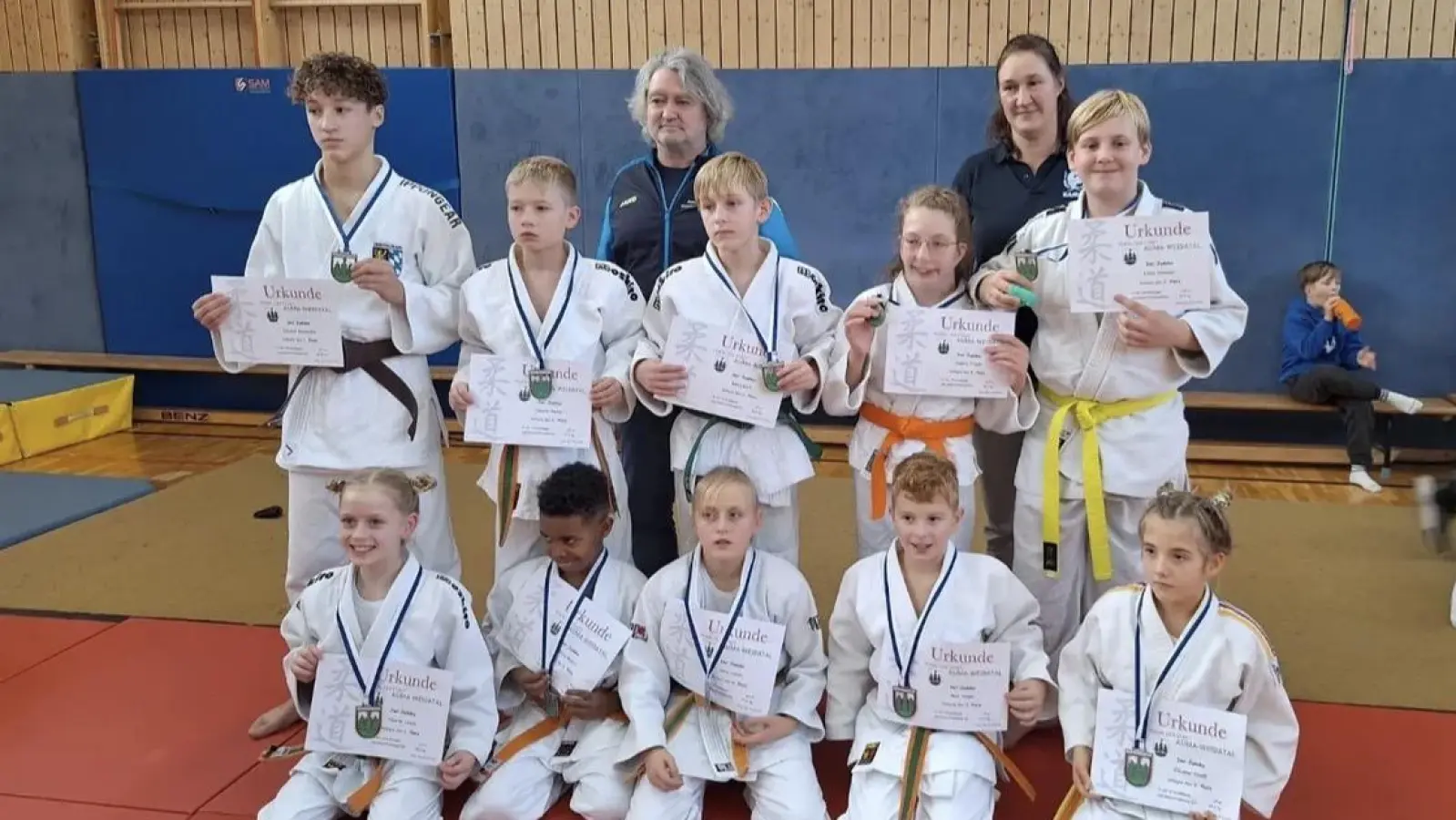 Die erfolgreichen Judoka mit Trainern in Auma (Bild: Mandy Vogel)