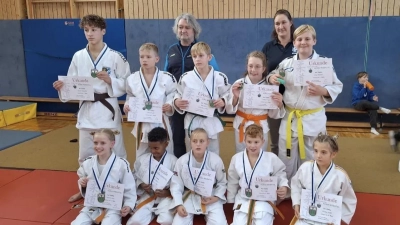 Die erfolgreichen Judoka mit Trainern in Auma (Bild: Mandy Vogel)