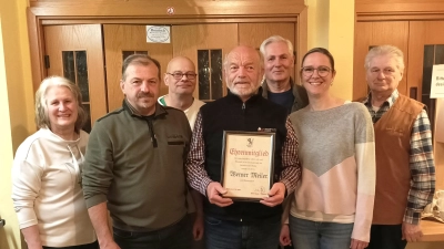 Michaela Hetzenecker (v.l.), Heimatvereinsvorsitzender Hubert Haas, Sigurd Engelmann, Ehrenmitglied Werner Meiler, Hans Weiß, Franziska Bösl, Albert Kräuter. (Bild: Petra Haas)