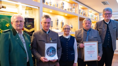 GAU-Schützenmeister Johann Dirrigl, Ottmar Spachtholz, 2. Bürgermeisterin Gabriele Wittleben, Martin Beinhölzl, Schützenmeister Dr. Johann Kaußler (von links).  (Bild: Patrick Burger)