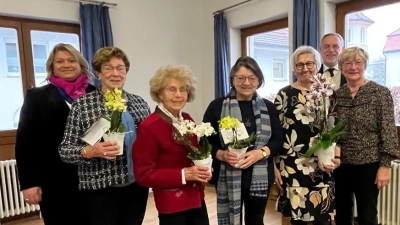 Die langjährigen, geehrten Mitglieder mit Diözesanvertreterin Kerstin Aufschneider: Marga Säckler, Irmgard Praschl, Lilli Pleines, Rita Kerres, mit Pfarrer Irlbacher und Ursula Peichl (v. l.). (Bild: Karin Donhauser)