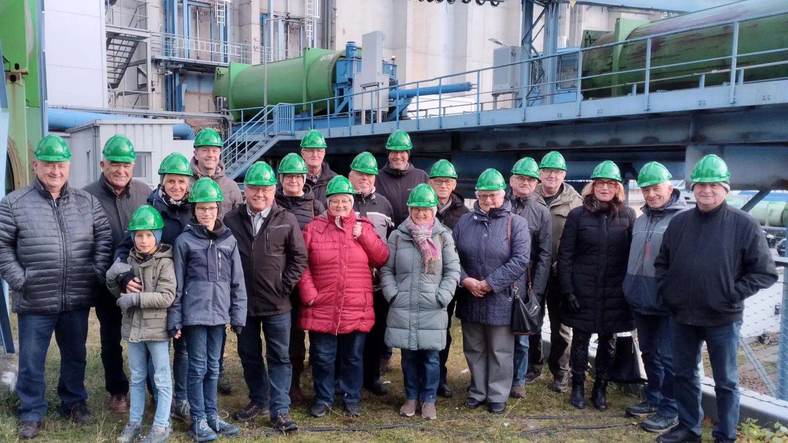 Die Gruppe des Obst und Gartenbauverein Oberviechtach vor den riesigen Müllbunker. (Bild: Karl Ruhland)
