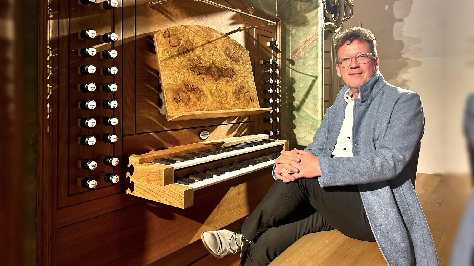 Prof. Stefan Schmidt spielte ein begeisterndes Konzert auf der Klais-Orgel in St. Georg, mit Werken, die um J. S. Bach kreisten. (Bild: Peter Ringeisen)
