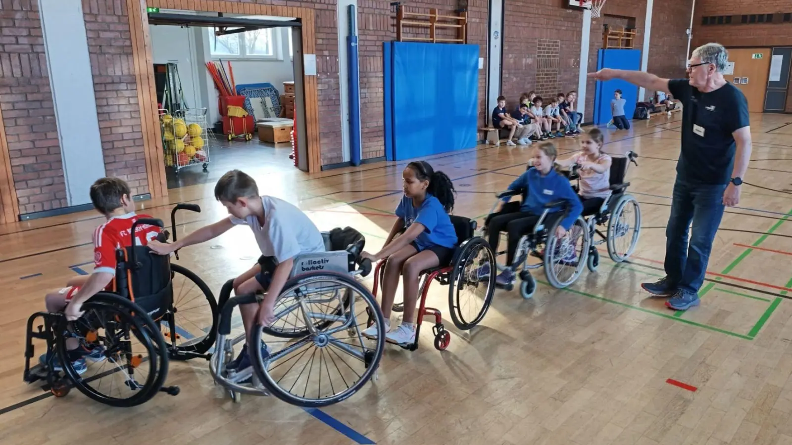 Erfahrungen mit einem Rollstuhl unter Anleitung von Herrn Herbert Tietz. (Bild: Kathrin Diedl)