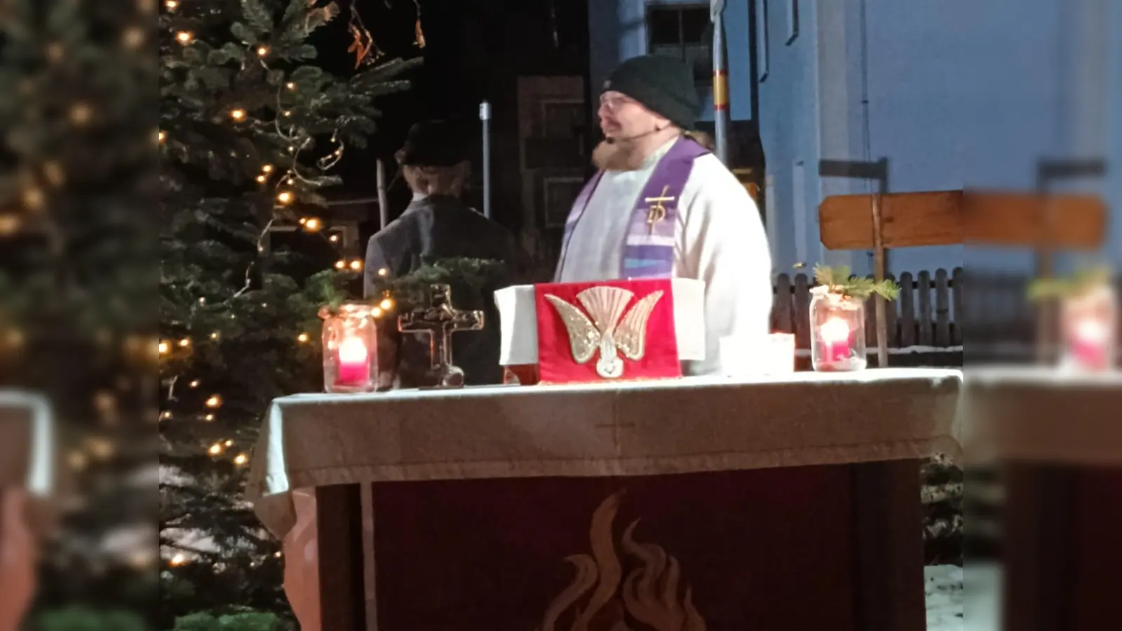 Diakin Bernd Deyerl am weihnachtlich geschmückten Dorfplatz in Mittelreinbach (Bild: Manfred Lindner)