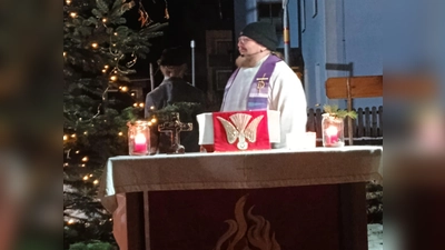 Diakin Bernd Deyerl am weihnachtlich geschmückten Dorfplatz in Mittelreinbach (Bild: Manfred Lindner)