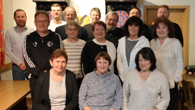 Geehrte langjährige FC-Mitglieder mit Vereinsvorständen und Bürgermeister Konrad Kiener (Bild: Edmund Schmid)