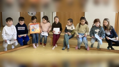 Die Schulkinder lasen das Buch „Conni kommt in die Schule” im Kindergarten vor. (Bild: Martina Schott)