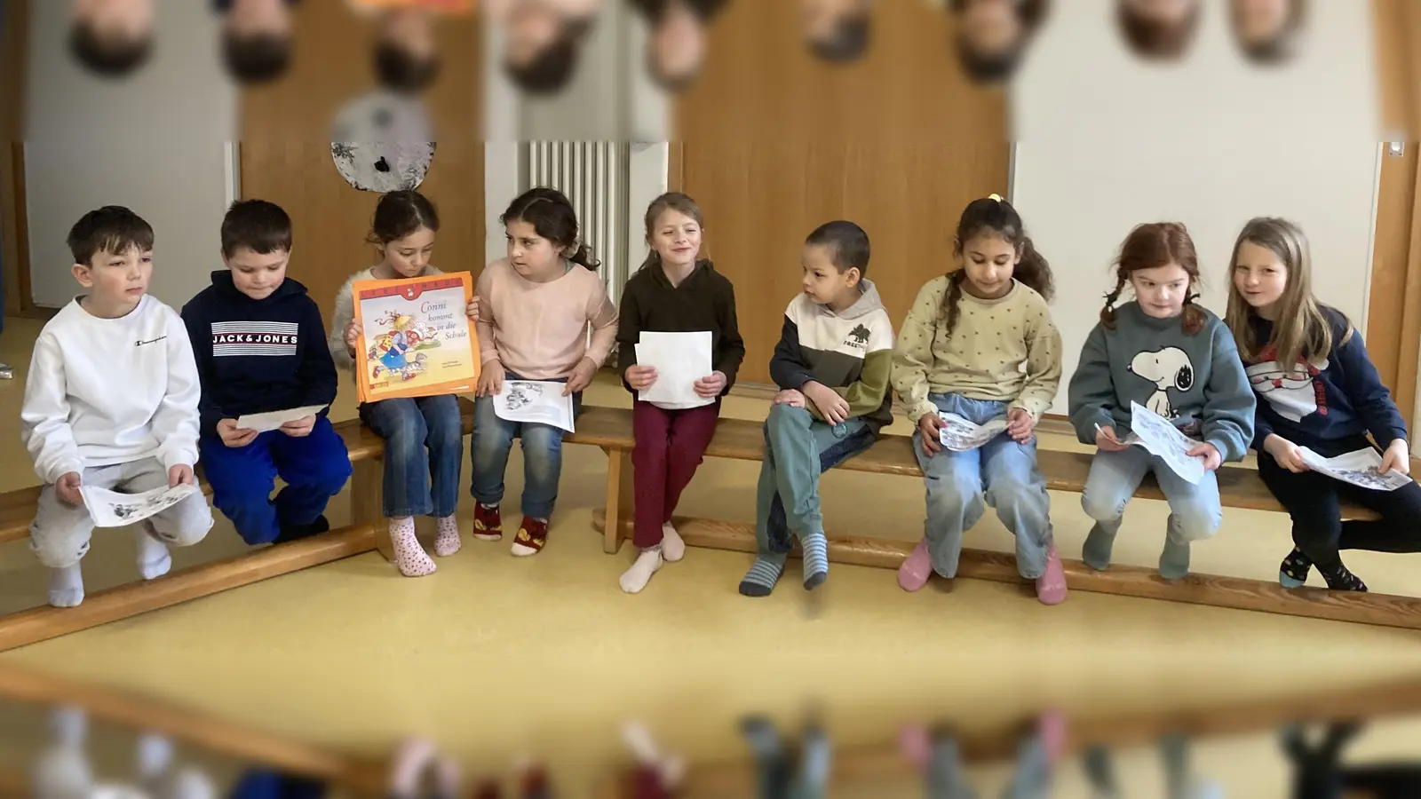 Die Schulkinder lasen das Buch „Conni kommt in die Schule” im Kindergarten vor. (Bild: Martina Schott)