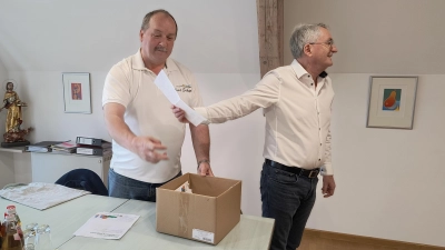 Foto 04: Bürgermeister Ludwig Pröger zog die zehn glücklichen Gewinner aus den über 130 richtigen Einsendungen. Mit Gesundheitsbotschafter Nikolaus Scherr. (Bild: Katharina Müller)