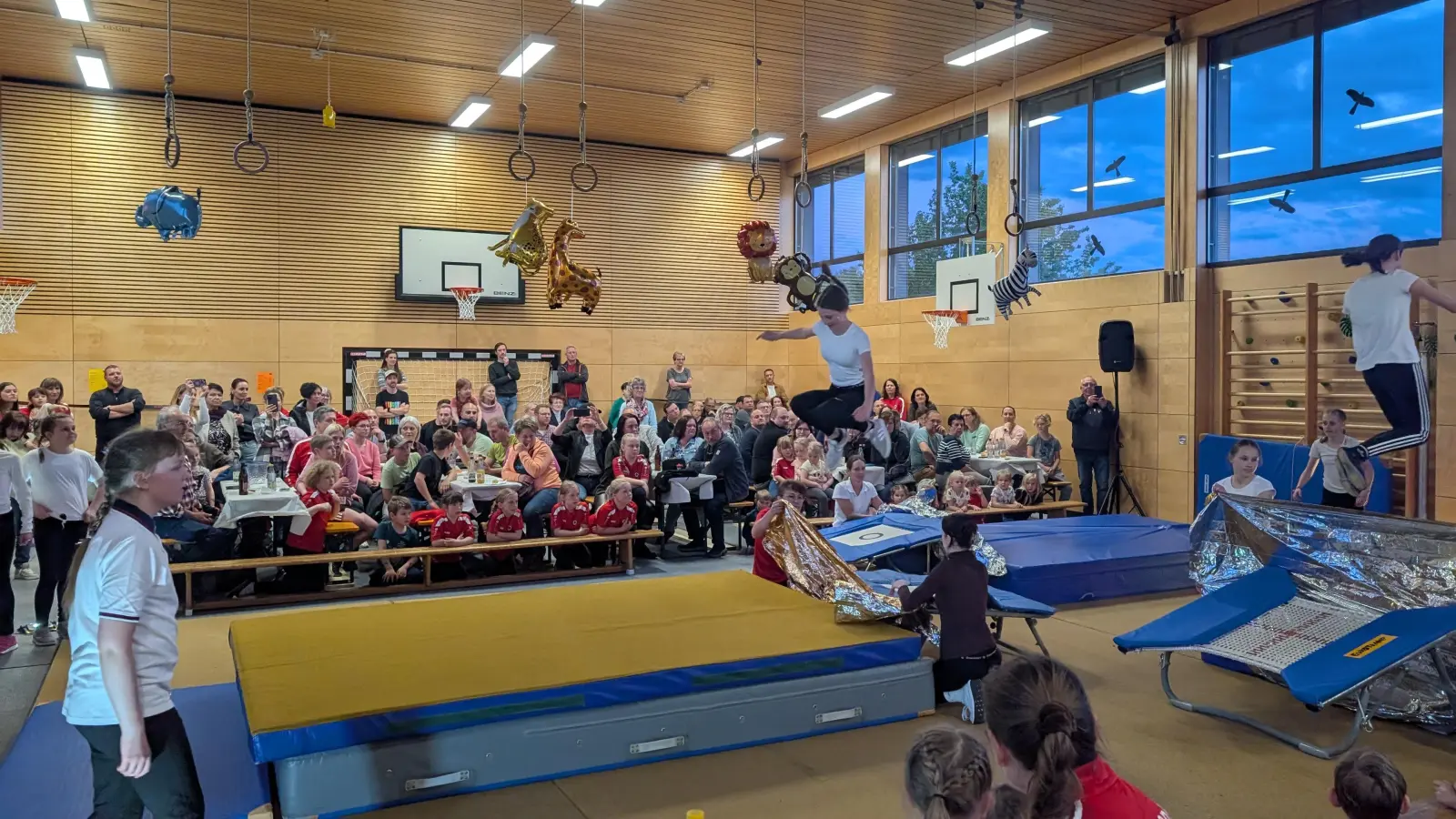 Vor einer bis auf den letzten Platz gefüllten Turnhalle, zeigten auch die Mädchenriegen ihr Können. (Bild: Jonas Meiler)