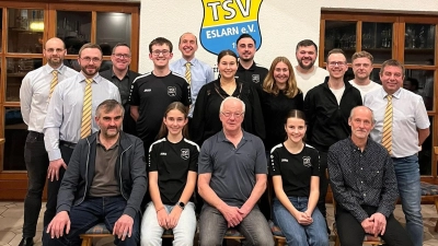 Die TSV-Führung dankte langjährigen Mitgliedern für die Treue, insbesonders Hans Zierer (vorne li) und Martin Lindner (vorne re) für 50-jährige Treue. (Bild: Kathrin Zinkl)